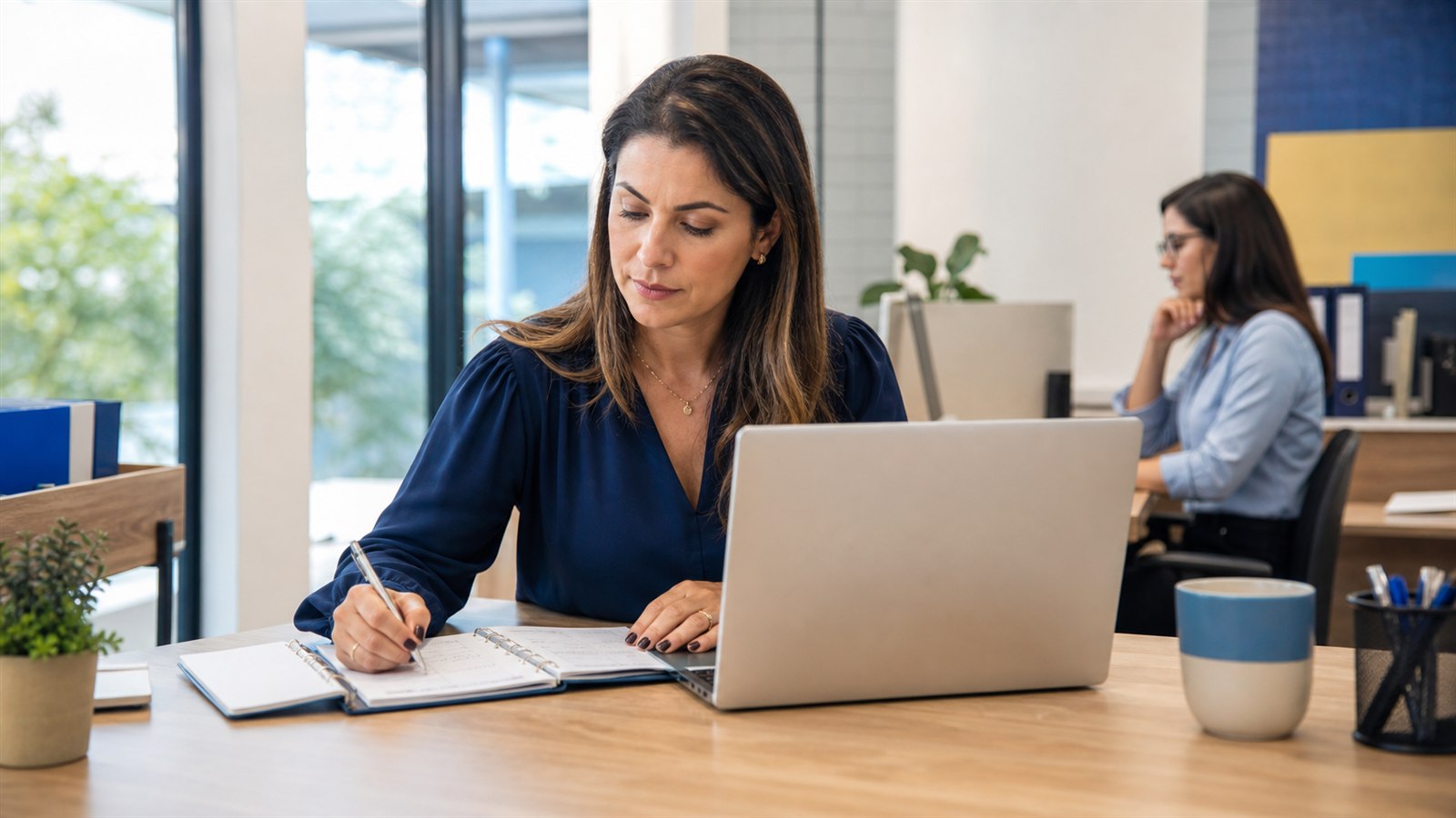 Consultora escolar organizando tarefas de acompanhamento comercial